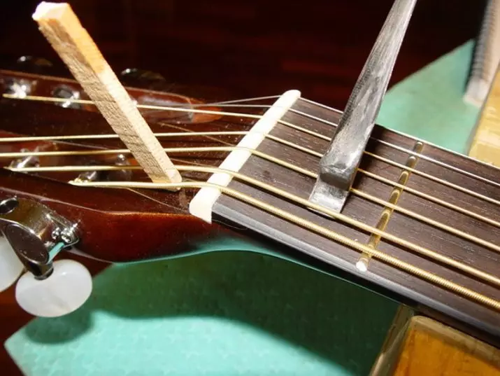 Severy Guitar (35 foto): Perbedaan antara gitar Rusia 7-string dari enam-string, apa yang lebih baik? Pelatihan gitar 7 string, klasik dan gitar lainnya 25596_25