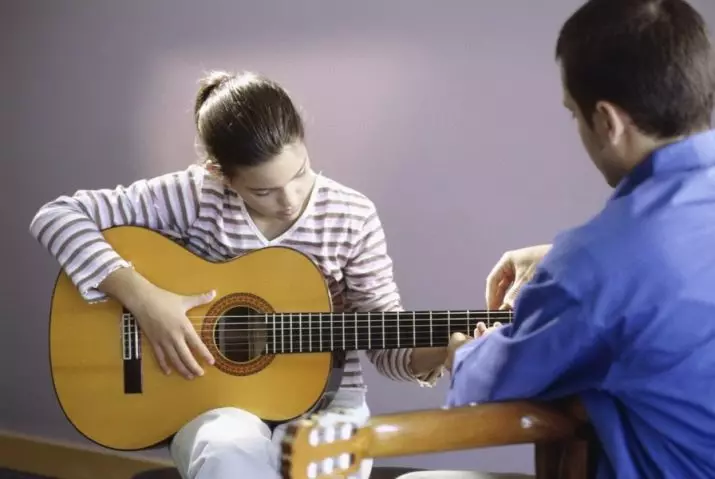 Severy Guitar (35 foto): Perbedaan antara gitar Rusia 7-string dari enam-string, apa yang lebih baik? Pelatihan gitar 7 string, klasik dan gitar lainnya 25596_35