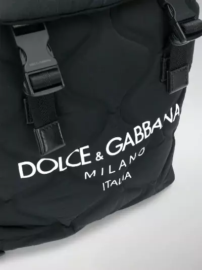 Dolce a Gabbana Backpacks: Benywod a dynion, du a choch, bagiau cefn lledr a modelau eraill. Sut i wahaniaethu'r gwreiddiol o'r copi? 2559_31