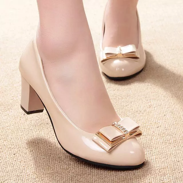 Low-Heeled Women's Shoes (58 billeder): Modeller på små hæle, på et lille, ægte læder 2562_15