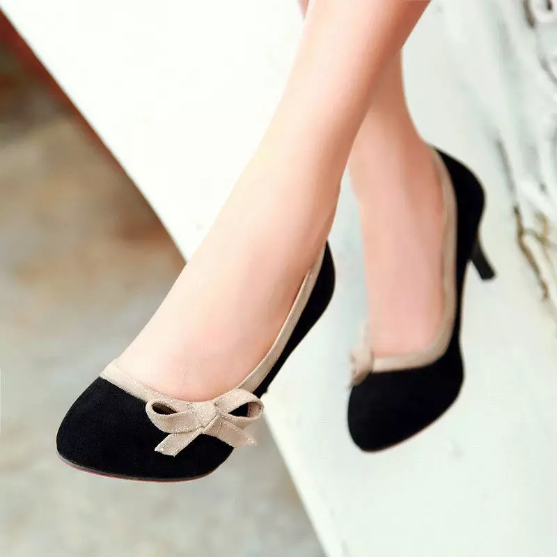 Alacsony sarkú női cipő (58 fénykép): Modellek kis sarkú cipőn, egy kis, valódi bőrön 2562_34