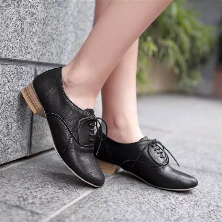 Low-heeled women's shoes (58 photos): Models on small heels, on a small, genuine leather 2562_35