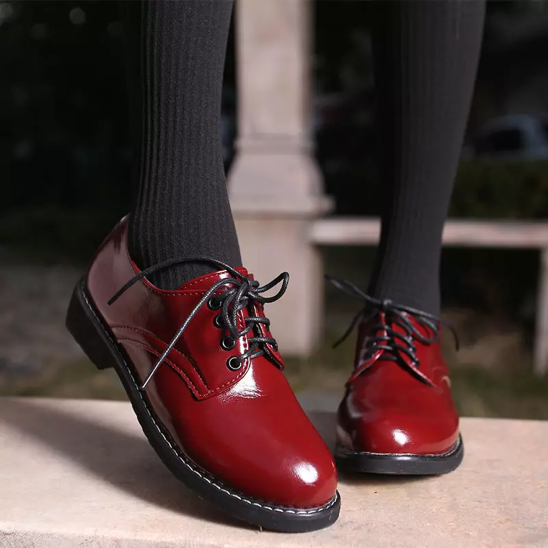 Dámske topánky s nízkou podpätkou (58 fotografií): modely na malých podpätkoch, na malej, prírodnej koži 2562_39
