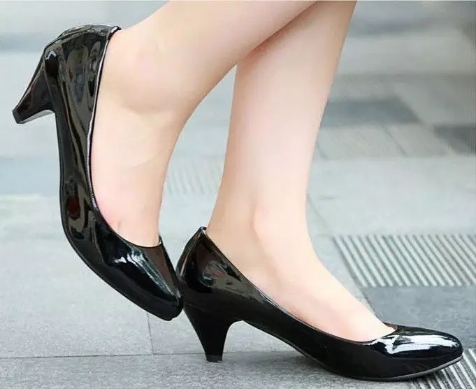 Sepatu wanita yang rendah (58 foto): Model pada tumit kecil, di kulit kecil yang kecil 2562_40