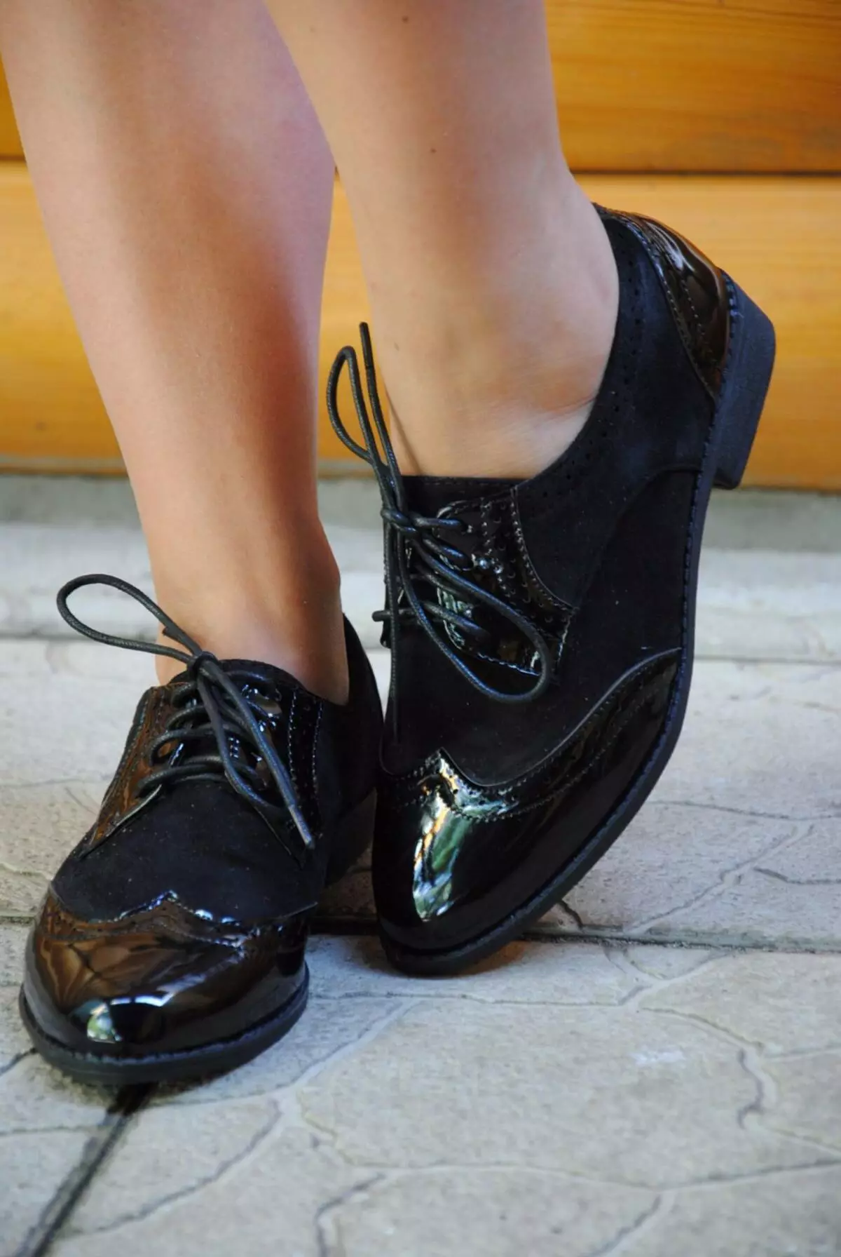Sepatu wanita yang rendah (58 foto): Model pada tumit kecil, di kulit kecil yang kecil 2562_52