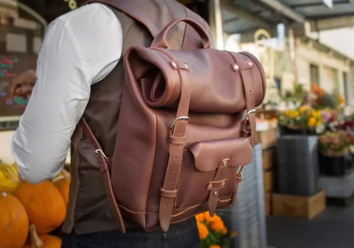 Leather Backpacks (97 photos): Vakadzi kubva kuganda chairo uye eco-muti, zvidiki uye zvakakura mhando mhando, maguta uye zvidhori uye mafashoni uye mafashoni emashure 2563_10