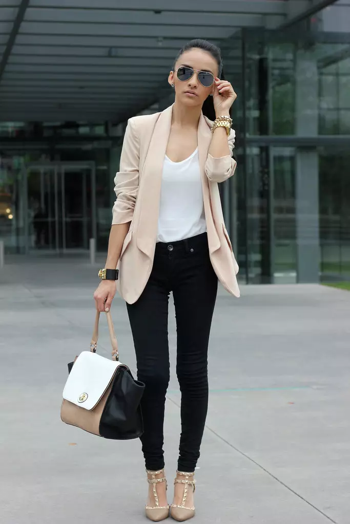 Cosa indossare scarpe beige (64 foto): è possibile indossare con collant nero, con quali oggetti il ​​guardaroba è meglio da indossare 2566_3