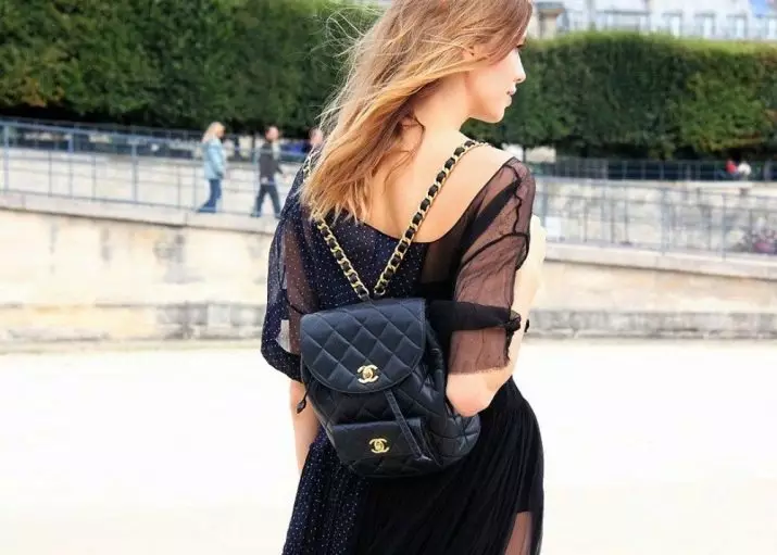 Fekete hátizsákok (75 fotó): Női modellek, kis és nagy, hátizsák táskák és divatos rendes lánc hátizsákok, felirattal és monofonikus 2567_16