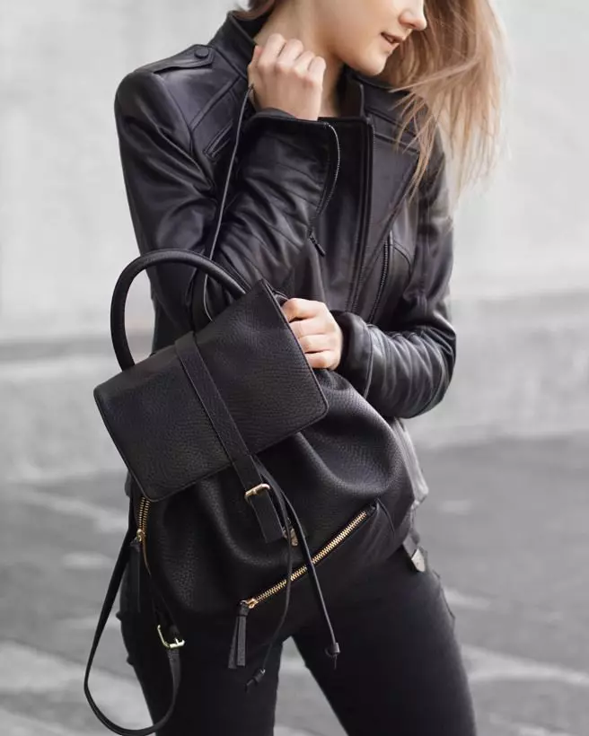 Чорні рюкзаки (75 фото): жіночі моделі, маленькі і великі, сумки-рюкзаки і модні звичайні рюкзаки з ланцюгом, з написом і однотонні 2567_23
