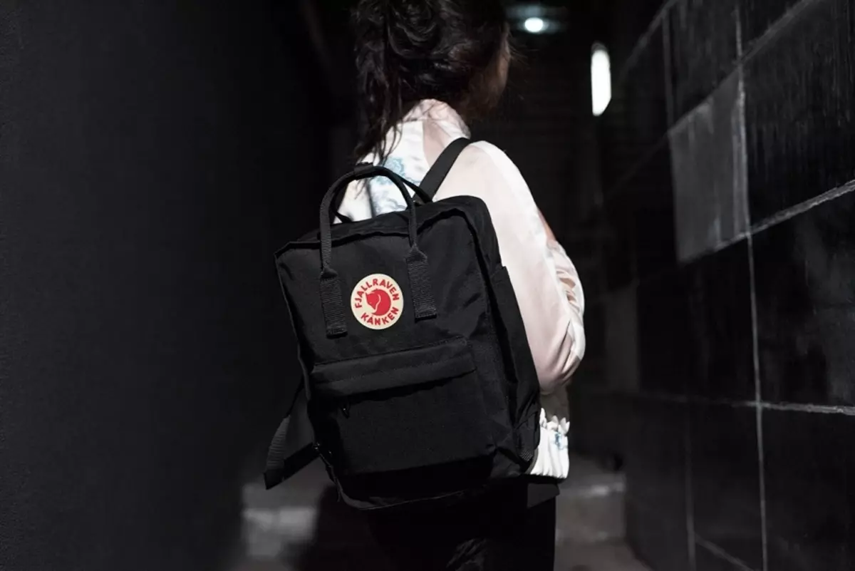 黑色背包（75張照片）：女性型號，小型，大型，背包袋和時尚普通鏈背包，題字和單聲道 2567_26