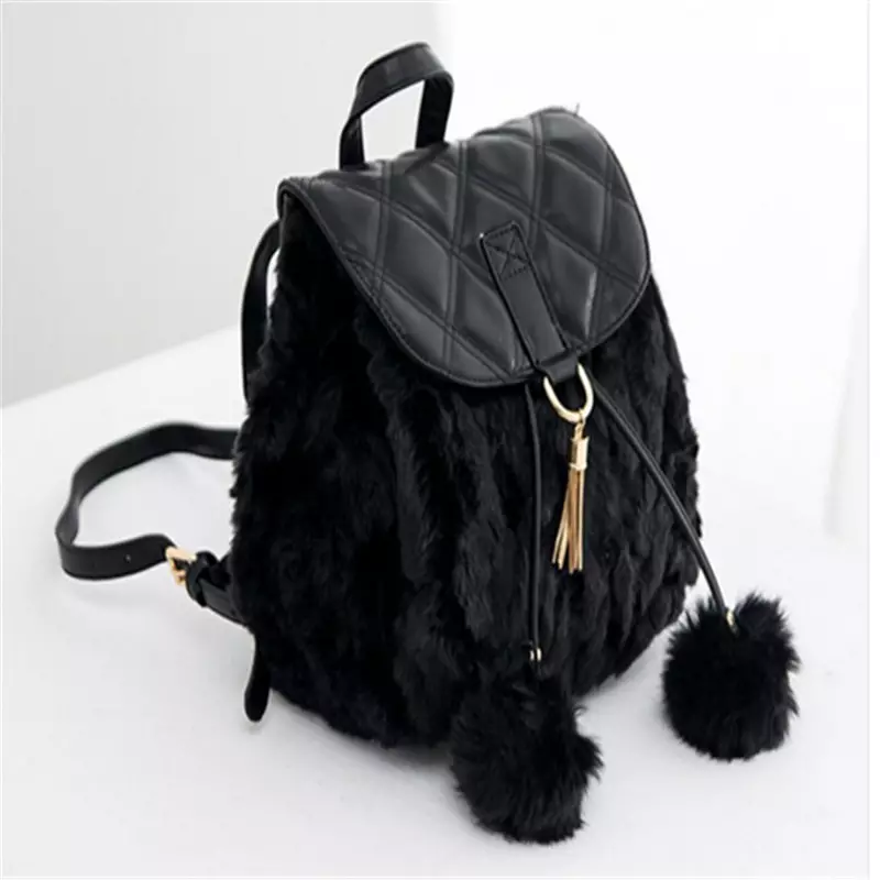Černé batohy (75 fotografií): ženské modely, malé a velké, batohové tašky a módní běžné řetězové batohy, s nápisem a monofonními 2567_30