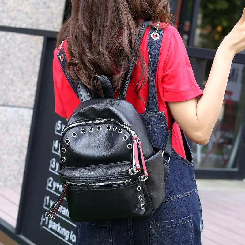 Mochilas negras (75 fotos): Modelos femininos, pequenas e grandes bolsas de mochila e mochilas de cadea ordinaria de moda, con inscrición e monofónica 2567_36