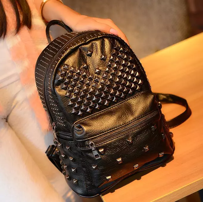 黑色背包（75張照片）：女性型號，小型，大型，背包袋和時尚普通鏈背包，題字和單聲道 2567_42