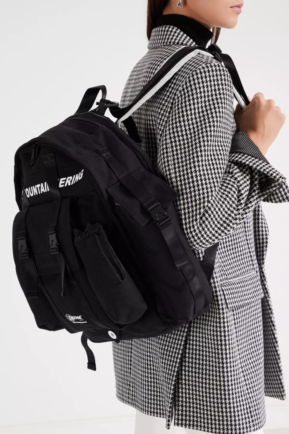 Backpacks zi (75 foto): modele femra, çanta të vogla dhe të mëdha, shpinës dhe backpacks zinxhir të zakonshëm në modë, me mbishkrim dhe monophonic 2567_45