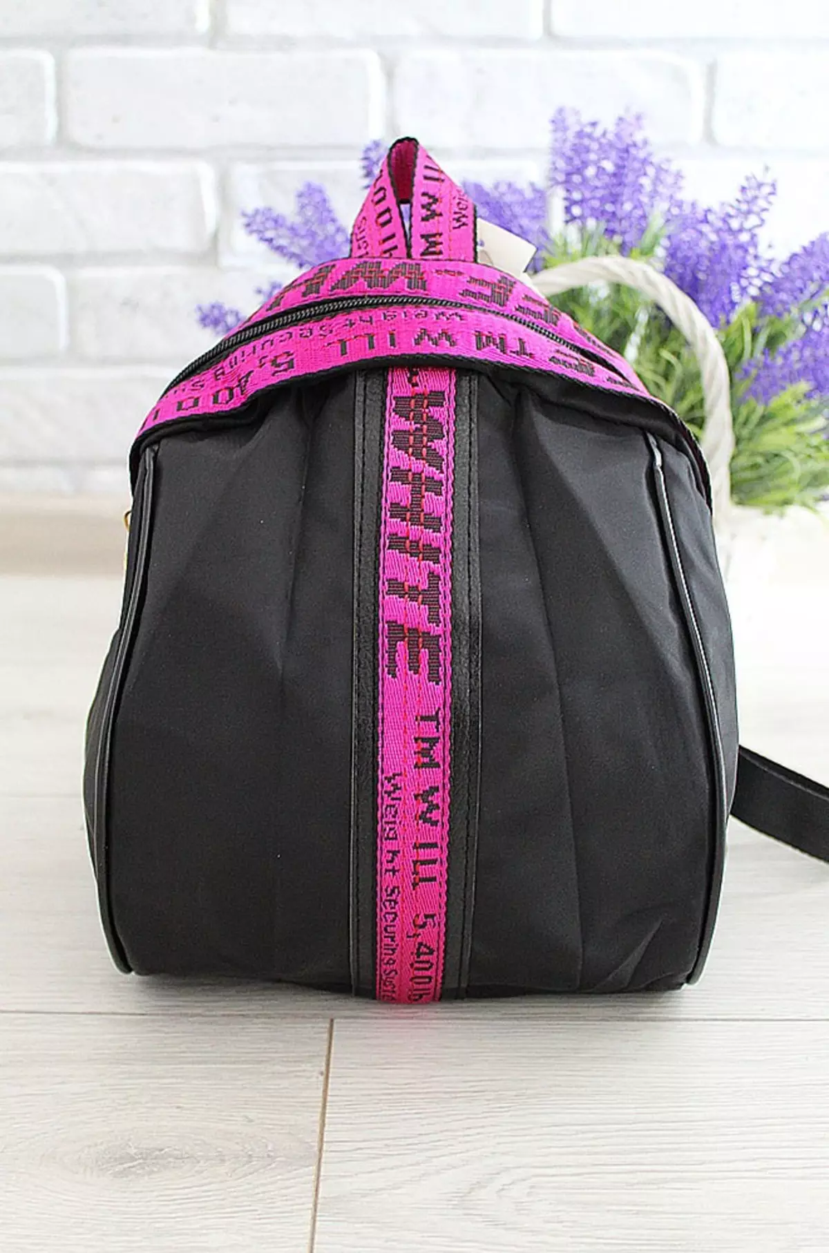 Backpacks zi (75 foto): modele femra, çanta të vogla dhe të mëdha, shpinës dhe backpacks zinxhir të zakonshëm në modë, me mbishkrim dhe monophonic 2567_51
