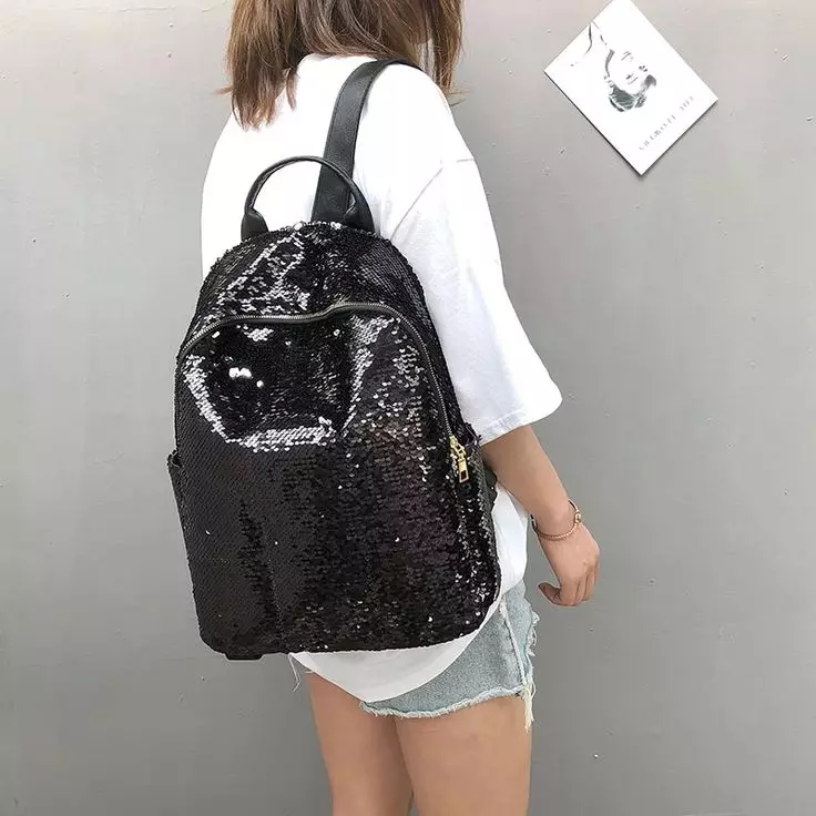 Backpacks zi (75 foto): modele femra, çanta të vogla dhe të mëdha, shpinës dhe backpacks zinxhir të zakonshëm në modë, me mbishkrim dhe monophonic 2567_53