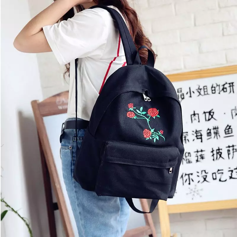 Backpacks zi (75 foto): modele femra, çanta të vogla dhe të mëdha, shpinës dhe backpacks zinxhir të zakonshëm në modë, me mbishkrim dhe monophonic 2567_61
