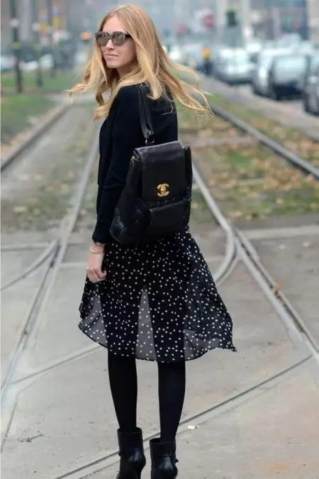 Černé batohy (75 fotografií): ženské modely, malé a velké, batohové tašky a módní běžné řetězové batohy, s nápisem a monofonními 2567_71