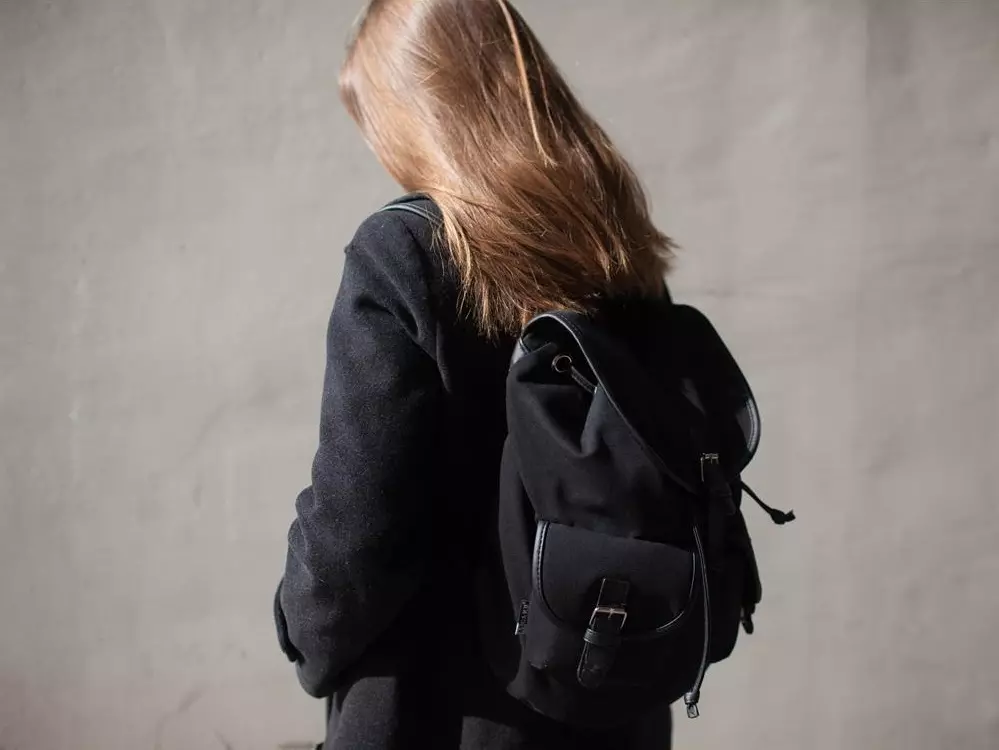 黑色背包（75張照片）：女性型號，小型，大型，背包袋和時尚普通鏈背包，題字和單聲道 2567_74