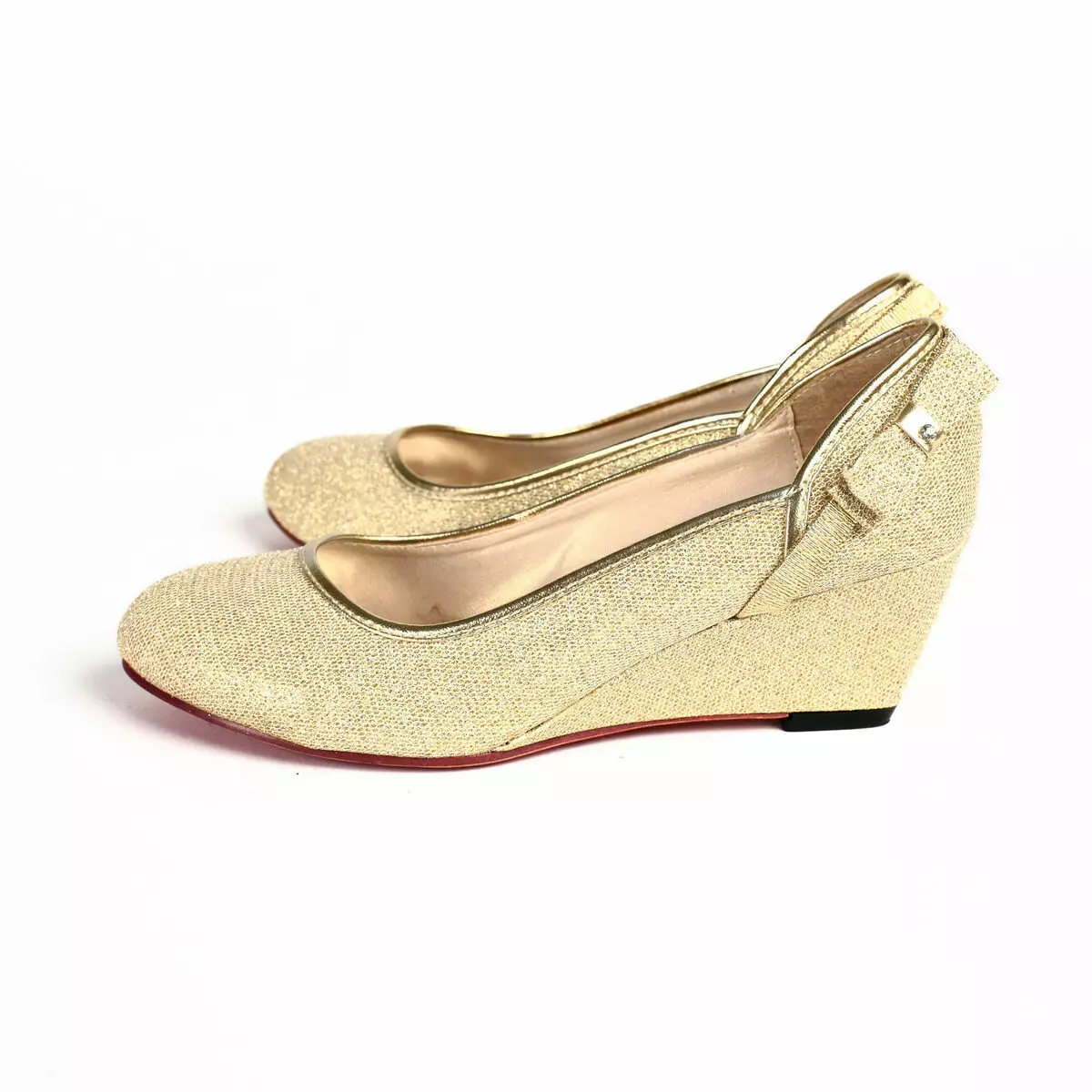 Aukso batai (46 nuotraukos): ką dėvėti aukso spalvų moterų batus, su kokiomis pėdomis sujungti 2570_11