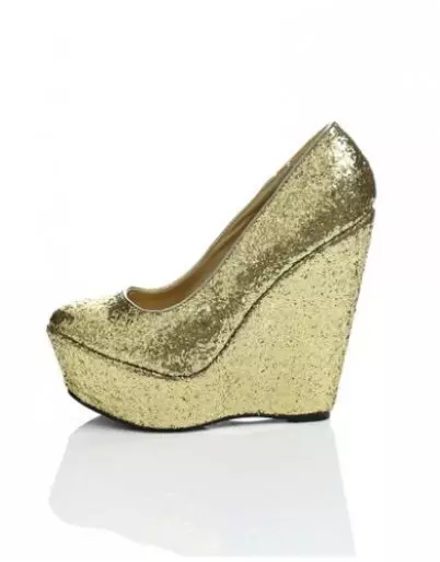 Χρυσά παπούτσια (46 φωτογραφίες): Τι να φοράτε χρυσά χρώματα γυναικεία παπούτσια, με ό, τι καλσόν να συνδυάσει 2570_12