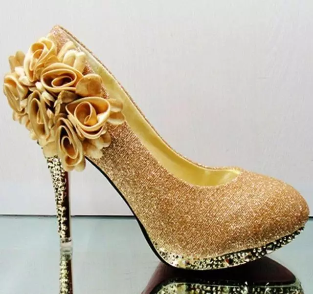Zlatá obuv (46 fotografií): Čo nosiť zlaté farebné dámske topánky, s akými pančuchami kombinovať 2570_14