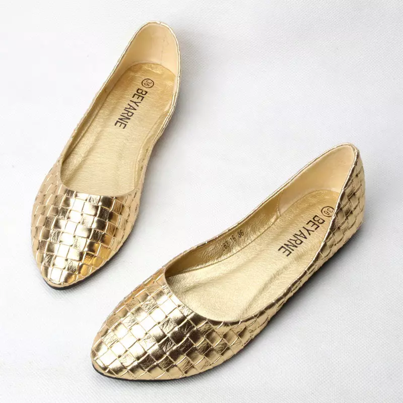 Zelta kurpes (46 fotogrāfijas): ko valkāt zelta krāsu sieviešu apavus, ar kādām zeķubiksēm, lai apvienotu 2570_15