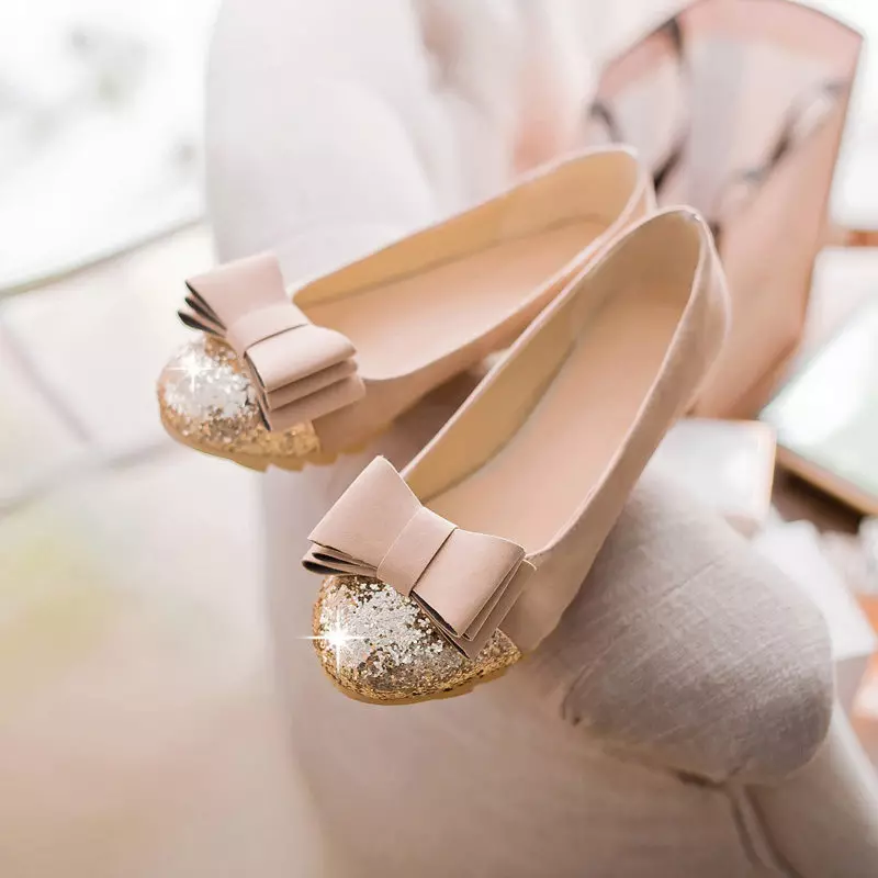 Zlatá obuv (46 fotografií): Čo nosiť zlaté farebné dámske topánky, s akými pančuchami kombinovať 2570_16