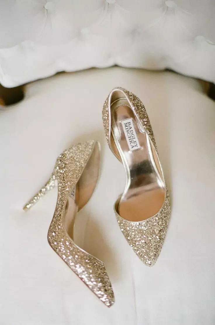 Zlatá obuv (46 fotografií): Čo nosiť zlaté farebné dámske topánky, s akými pančuchami kombinovať 2570_22