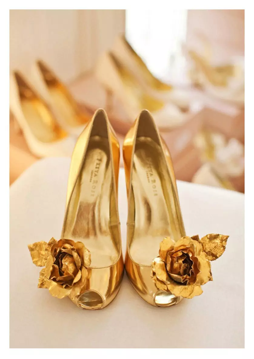 Altın ayakkabılar (46 fotoğraf): Ne giyecekleri altın renk kadın ayakkabısı, ne tayt ile birleştirmek için 2570_23