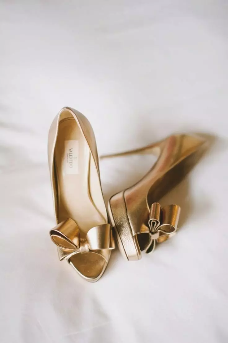 ゴールドシューズ（46枚の写真）：黄金色の女性の靴を着用するのは、どのタイトを組み合わせるか 2570_7