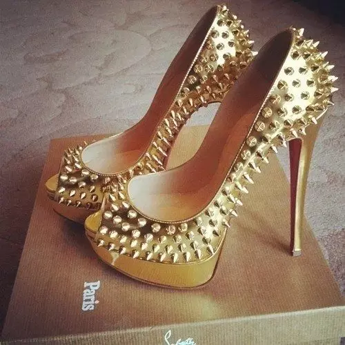 Këpucë ari (46 foto): Çfarë duhet të veshin këpucë të grave të artë, me çfarë triko për të kombinuar 2570_8
