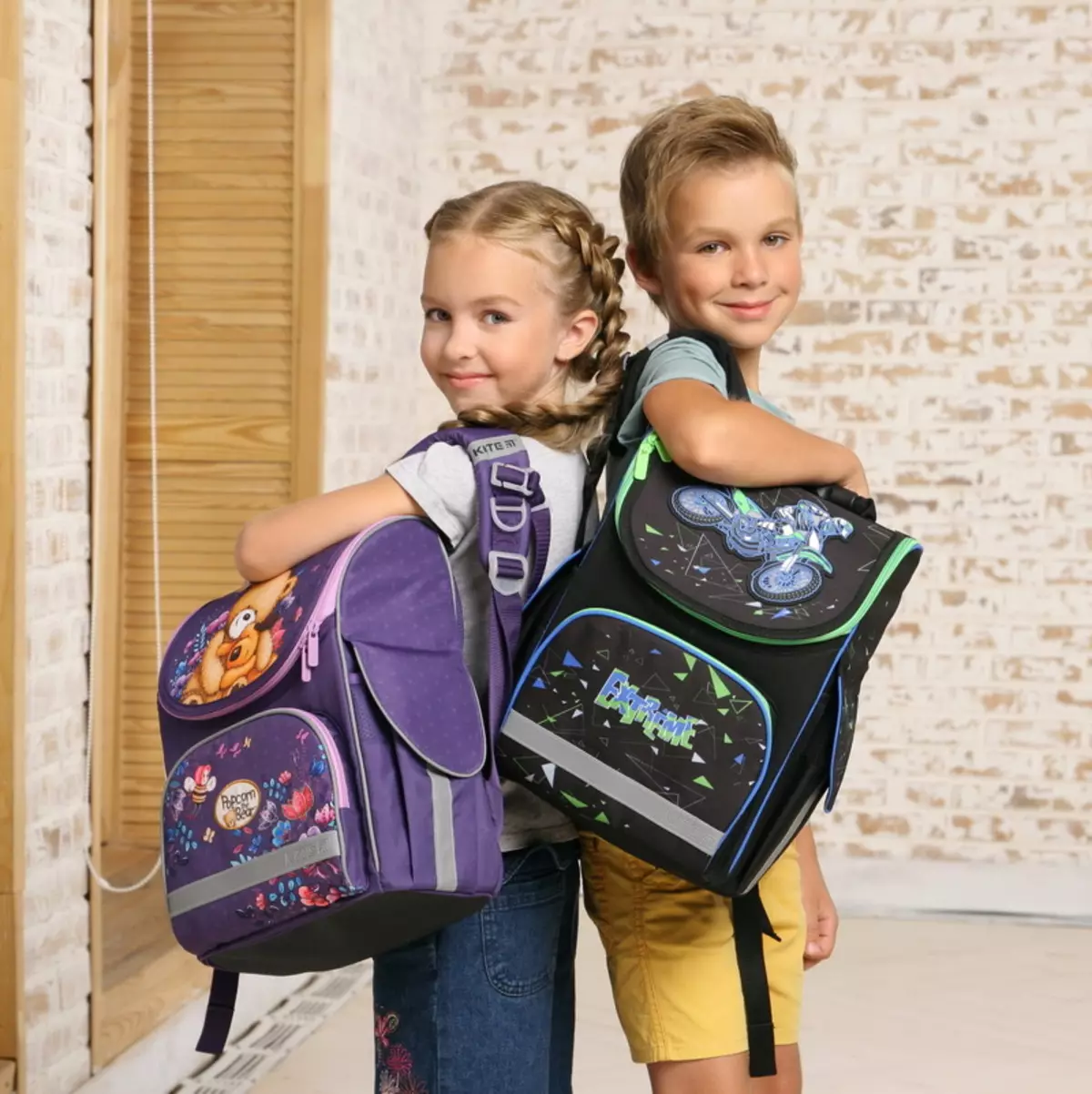 Backpacks na baya (106 hotuna): Bagge-baya na baya ga yara da kan ƙafafun, ƙananan da babba, fata da filastik, tare da allo kuma ba tare da 2573_33