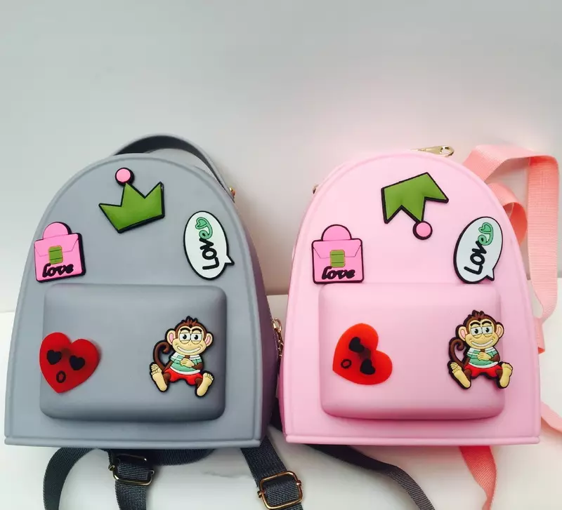 Backpacks na baya (106 hotuna): Bagge-baya na baya ga yara da kan ƙafafun, ƙananan da babba, fata da filastik, tare da allo kuma ba tare da 2573_59