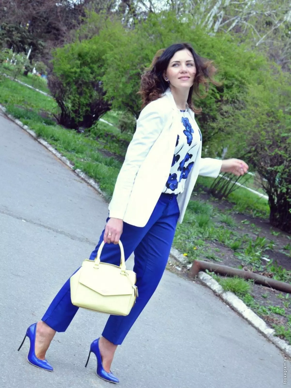 Pantofi albastri (80 de fotografii): modele feminine de albastru închis, cu care purtând pantofi albastru strălucit, care nu trebuie să poarte 2576_18