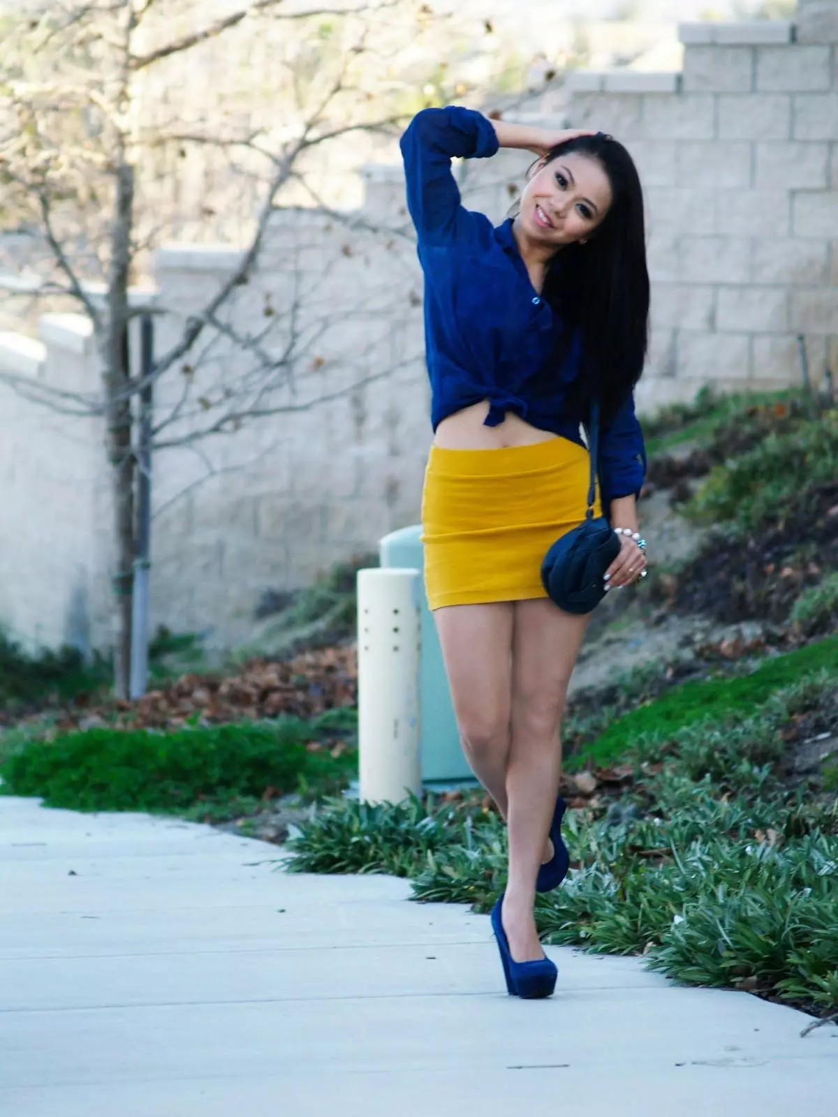 蓝色鞋子（80张照片）：深蓝色的女性模型，穿着穿着明亮的蓝色鞋子，紧身衣穿 2576_24