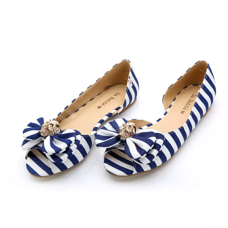 Shoes blu (80 foto): modele femra të blu të errët, me të cilat veshin këpucë të ndritshme blu, të cilat triko duhet të veshin 2576_26