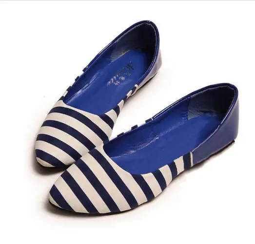 Μπλε παπούτσια (80 φωτογραφίες): θηλυκά μοντέλα σκούρου μπλε, με τα οποία φορούν φωτεινά μπλε παπούτσια, τα οποία καλσόν να φορούν 2576_28