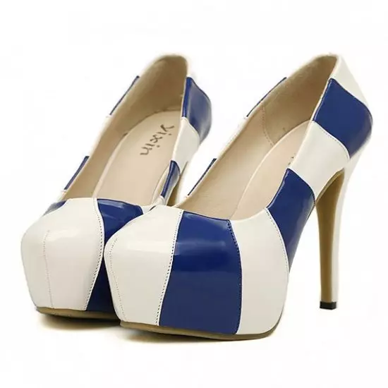 蓝色鞋子（80张照片）：深蓝色的女性模型，穿着穿着明亮的蓝色鞋子，紧身衣穿 2576_29