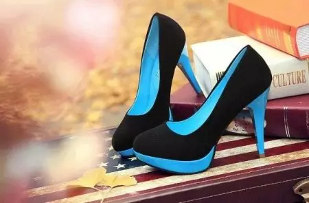 Mavi Ayakkabılar (80 Fotoğraf): Koyu Mavinin Bayan Modelleri, hangi parlak mavi ayakkabı giyen, giymek için 2576_32