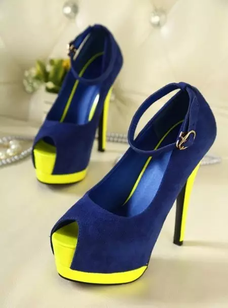 蓝色鞋子（80张照片）：深蓝色的女性模型，穿着穿着明亮的蓝色鞋子，紧身衣穿 2576_35