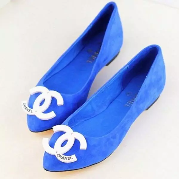 Zilas kurpes (80 fotogrāfijas): sieviešu modeļi tumši zilā, ar kuru valkā spilgti zilas kurpes, kuras zeķubikses valkāt 2576_39