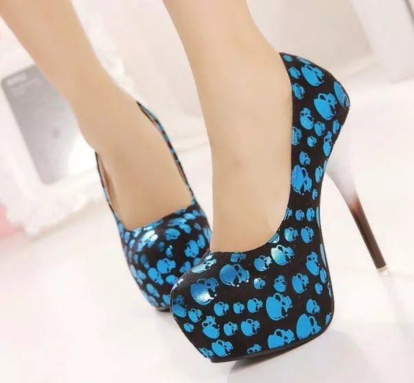 Плаве ципеле (80 фотографија): Женски модели тамно плаве боје, а који носе сјајне плаве ципеле, које гаћите да носе 2576_41