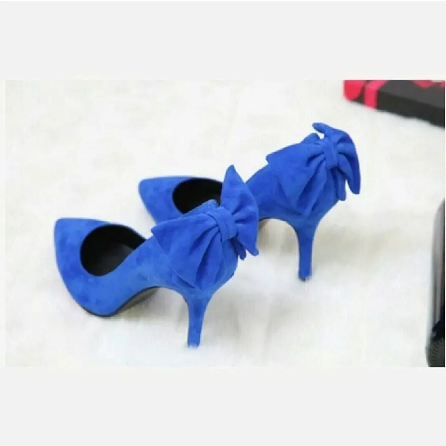 Kék cipő (80 fotók): Női sötétkék modellek, amelyek fényes kék cipőt viselnek, amelyek harisnya viselnek 2576_44
