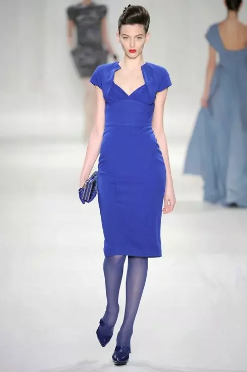 ブルーシューズ（80枚の写真）：濃い青の女性モデル、それが鮮やかな青い靴を着て、それが身に着けている 2576_75