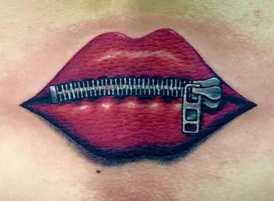 Tattoo in de vorm van lippen: schetsen. Tatoeages op de nek en handen. De waarde van een tatoeage in de vorm van een kus voor mannen en meisjes. Rode lippen met tong en andere opties 257_12
