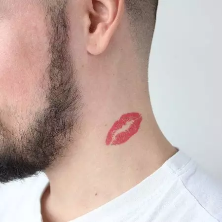 Тату у вигляді губ: ескізи. Татуювання на шиї і руках. Значення тату в вигляді поцілунку для чоловіків і дівчат. Червоні губи з мовою і інші варіанти тату 257_13