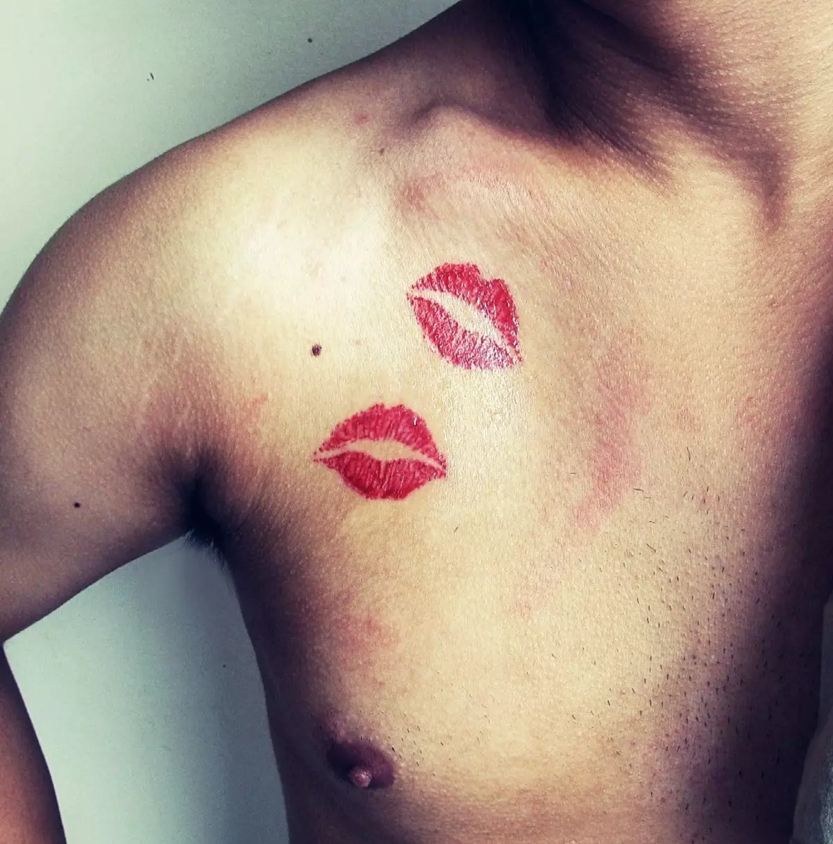 Тату у вигляді губ: ескізи. Татуювання на шиї і руках. Значення тату в вигляді поцілунку для чоловіків і дівчат. Червоні губи з мовою і інші варіанти тату 257_27