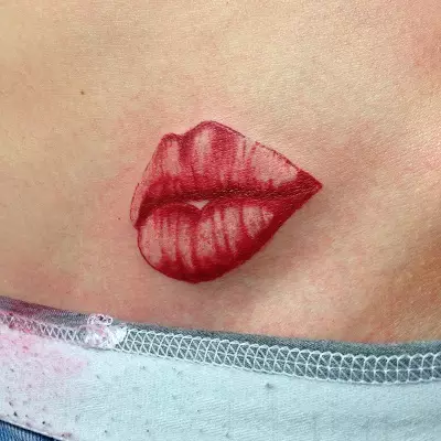 Tattoo in de vorm van lippen: schetsen. Tatoeages op de nek en handen. De waarde van een tatoeage in de vorm van een kus voor mannen en meisjes. Rode lippen met tong en andere opties 257_3