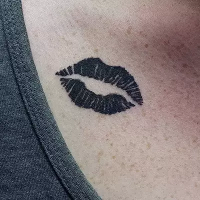 Tattoo in the form of lips: sketches. Tattoos on the neck and hands. The value of a tattoo in the form of a kiss for men and girls. Red lips with tongue and other options 257_5